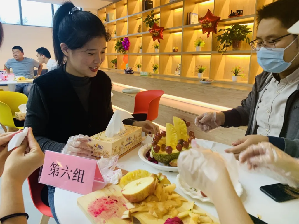 猜燈謎、拼果盤(pán)，中原工業(yè)設(shè)計(jì)城的這場(chǎng)迎國(guó)慶中秋雙節(jié)活動(dòng)氛圍濃