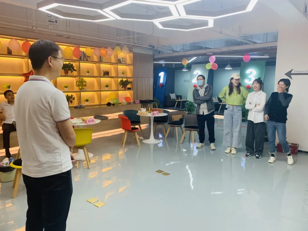 猜燈謎、拼果盤(pán)，中原工業(yè)設(shè)計(jì)城的這場(chǎng)迎國(guó)慶中秋雙節(jié)活動(dòng)氛圍濃