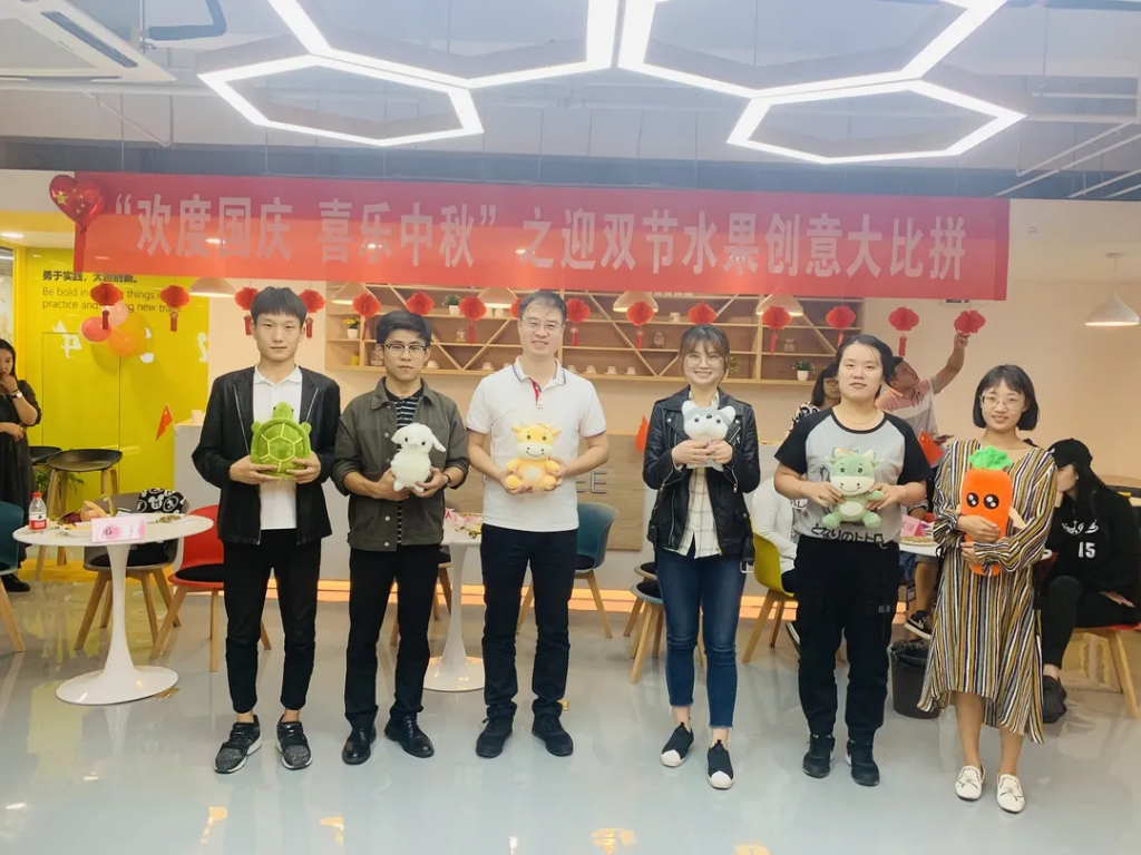 猜燈謎、拼果盤(pán)，中原工業(yè)設(shè)計(jì)城的這場(chǎng)迎國(guó)慶中秋雙節(jié)活動(dòng)氛圍濃