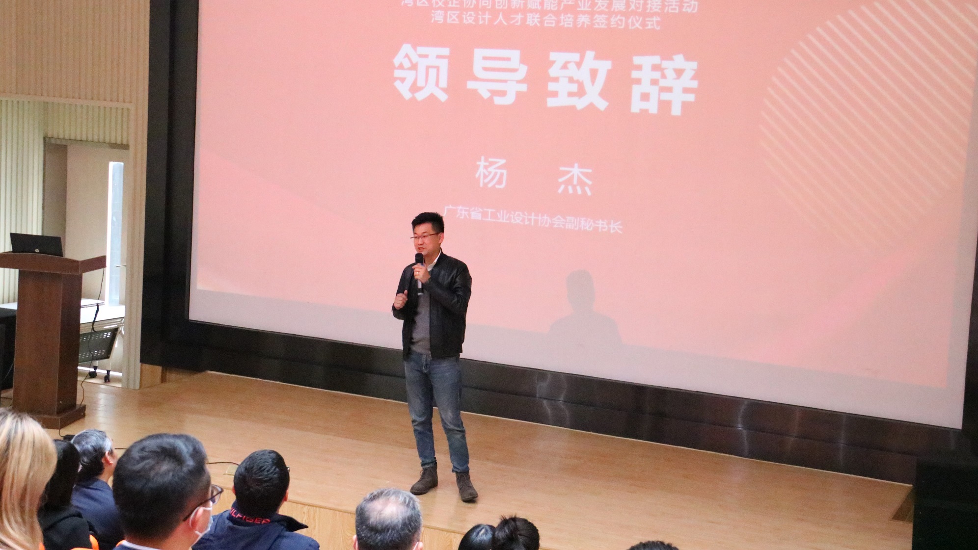 灣區(qū)校企協(xié)同創(chuàng)新賦能產(chǎn)業(yè)發(fā)展對接活動暨灣區(qū)設(shè)計人才聯(lián)合培養(yǎng)簽約儀式成功舉辦