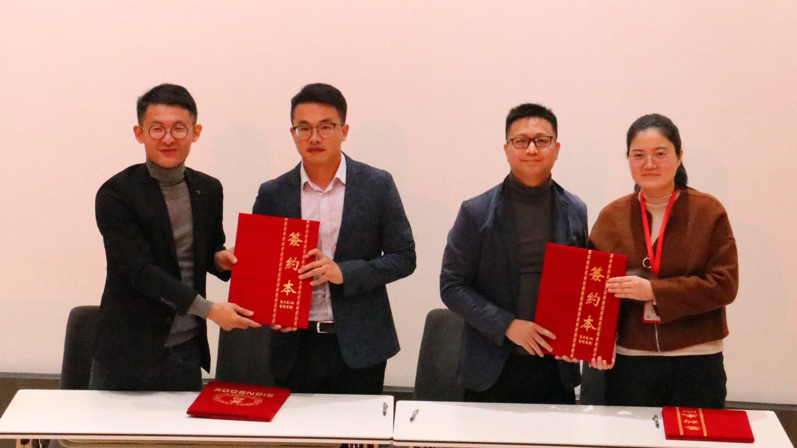 灣區(qū)校企協(xié)同創(chuàng)新賦能產(chǎn)業(yè)發(fā)展對接活動暨灣區(qū)設(shè)計人才聯(lián)合培養(yǎng)簽約儀式成功舉辦