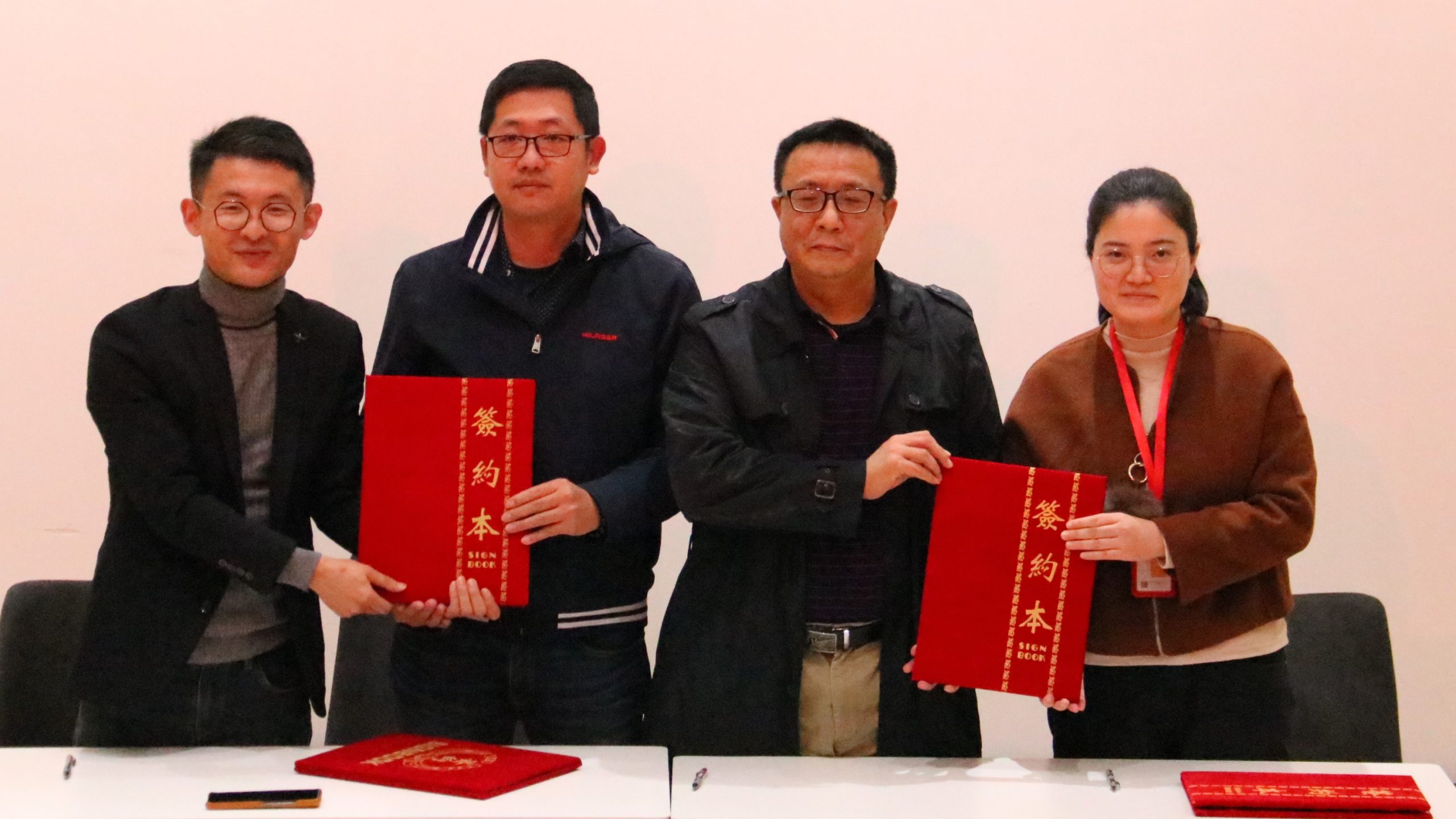 灣區(qū)校企協(xié)同創(chuàng)新賦能產(chǎn)業(yè)發(fā)展對接活動暨灣區(qū)設(shè)計人才聯(lián)合培養(yǎng)簽約儀式成功舉辦
