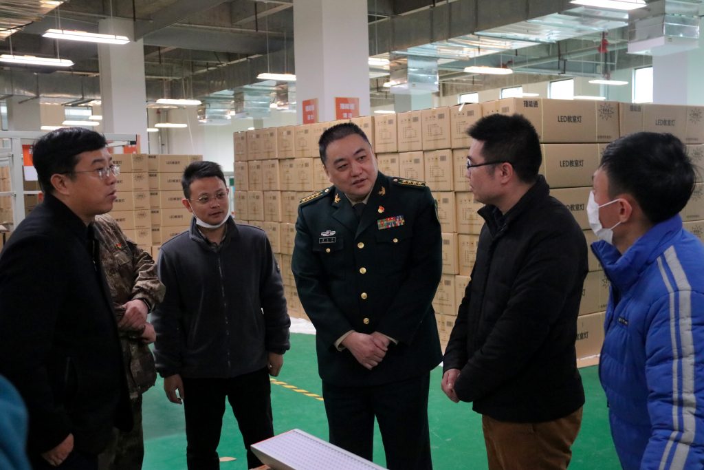 宜春市委常委、軍分區(qū)政委黃長平調(diào)研走訪中部教裝城，勉勵說……