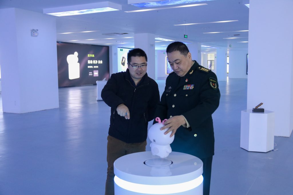 宜春市委常委、軍分區(qū)政委黃長平調(diào)研走訪中部教裝城，勉勵說……