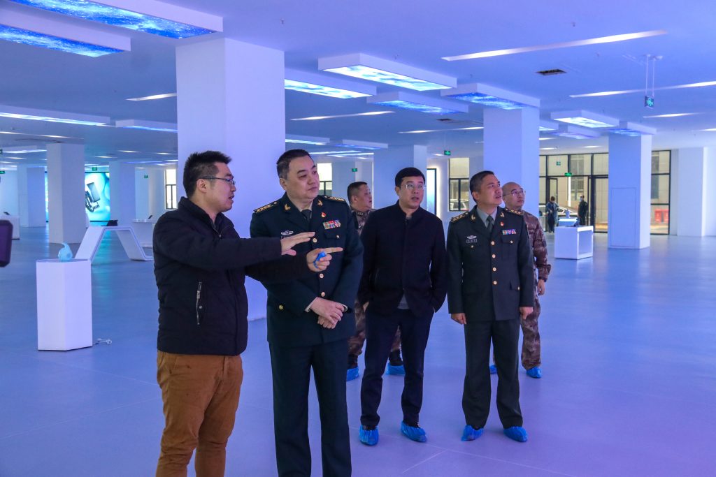 宜春市委常委、軍分區(qū)政委黃長平調(diào)研走訪中部教裝城，勉勵說……