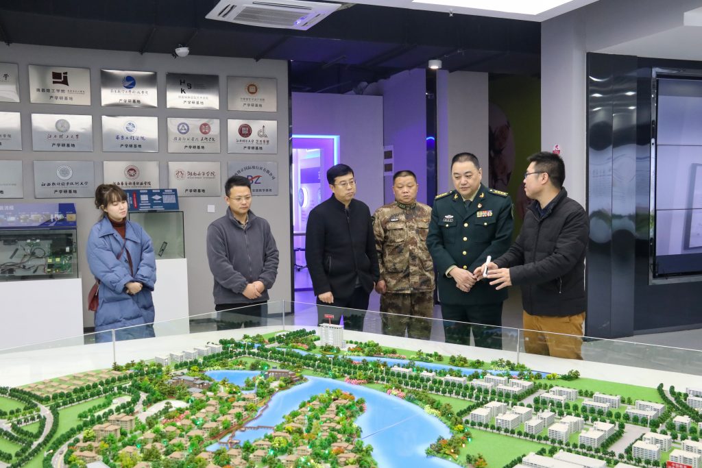 宜春市委常委、軍分區(qū)政委黃長平調(diào)研走訪中部教裝城，勉勵說……