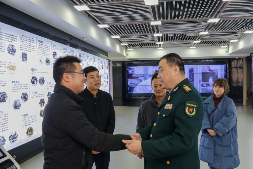 宜春市委常委、軍分區(qū)政委黃長平調(diào)研走訪中部教裝城，勉勵說……