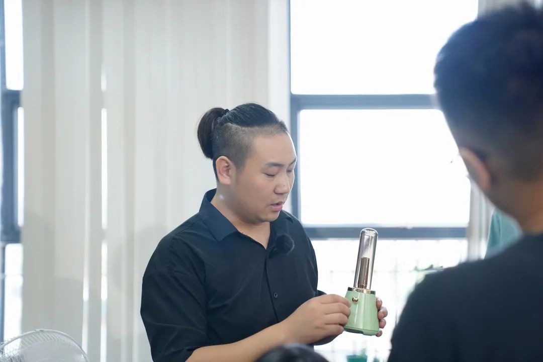 “解鎖”高科技！他這個設計拿下紅點獎 | 從800到8000，牢記囑托開新局⑩