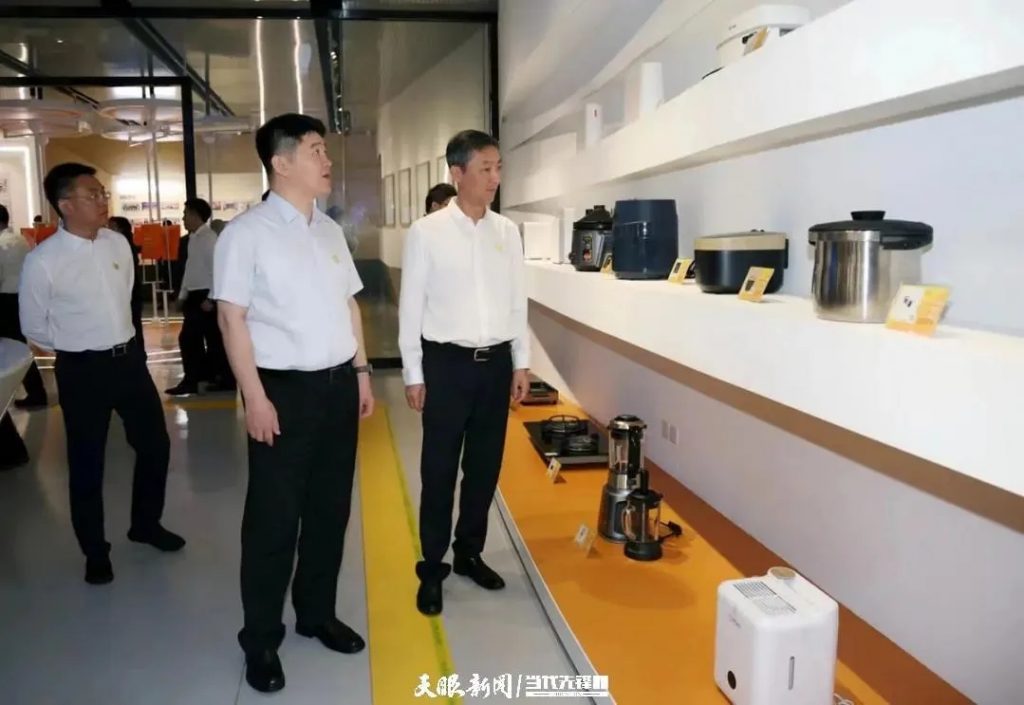 貴州黨政代表團考察設計城，深化粵黔創新與人才合作