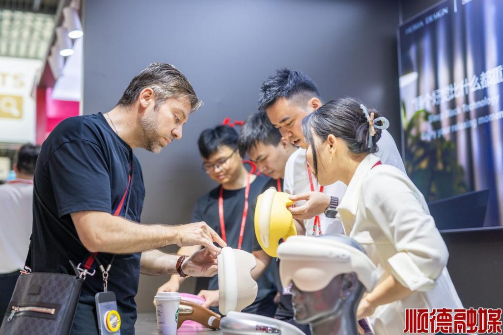 秀實(shí)力、拓市場(chǎng)！“設(shè)計(jì)順德”展團(tuán)亮相廣交會(huì)
