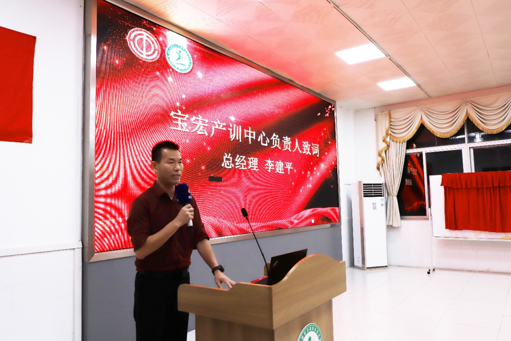 北滘鎮(zhèn)總工會(huì)工匠學(xué)院揭牌及首期工業(yè)機(jī)器人培訓(xùn)班正式開班！
